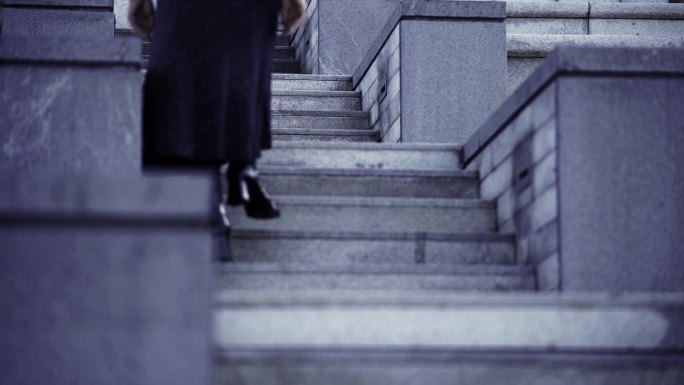女人 女企业家 女强人 上楼梯