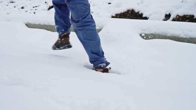 电网建设在雪中艰难行进 应急抢险  脚步