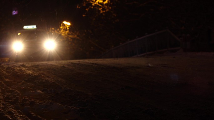 路灯雪花雪夜风雪夜归人车灯照射下的雪花