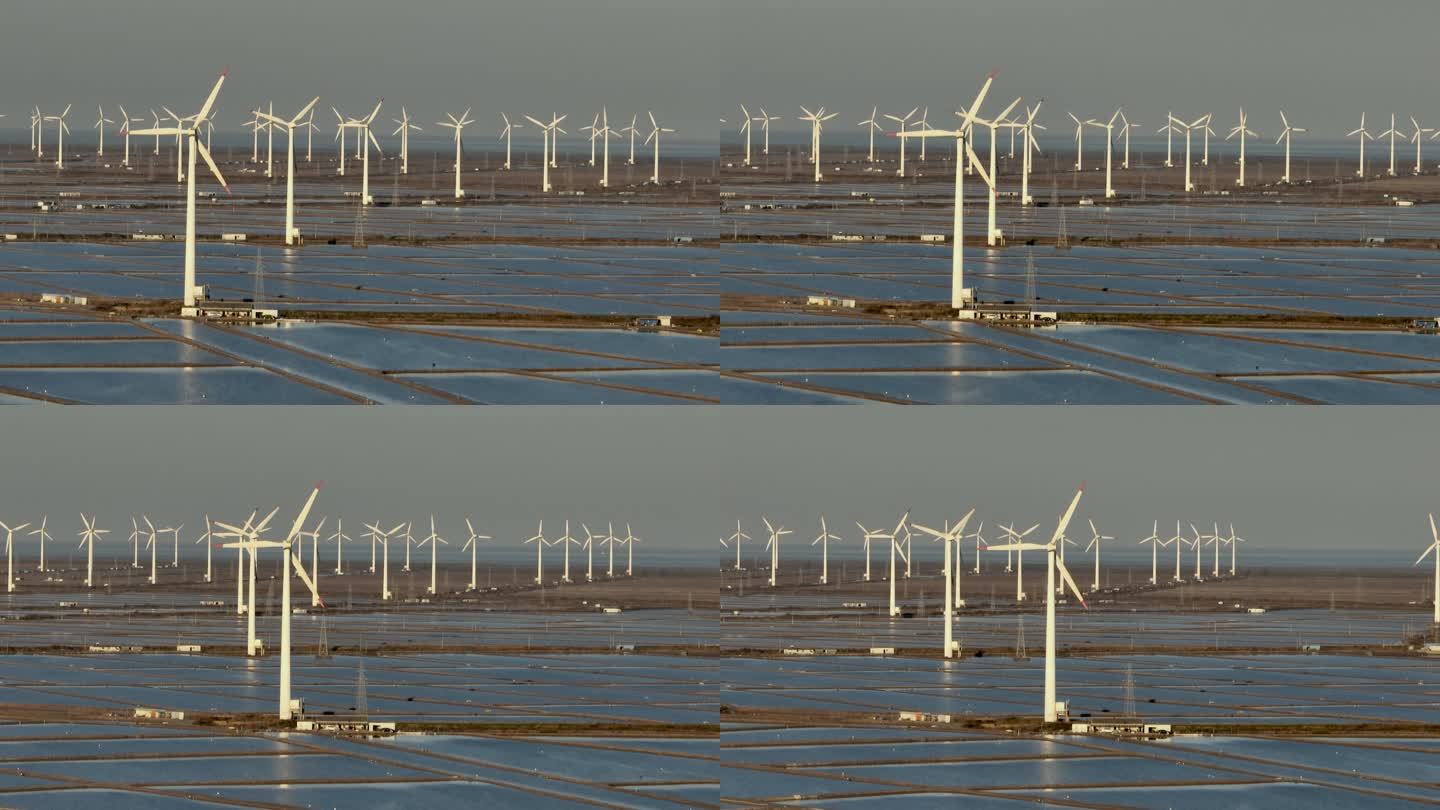 航拍海边的风力发电机组