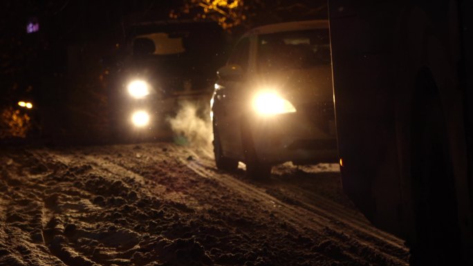 路灯雪花雪夜风雪夜归人车灯照射下的雪花