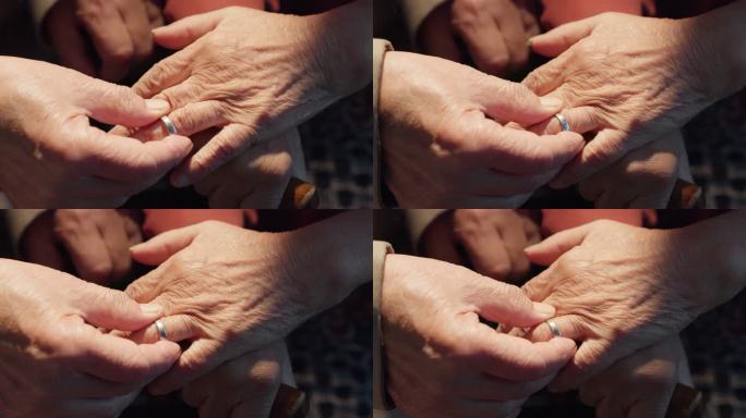 老人老年丈夫给妻子戴结婚戒指