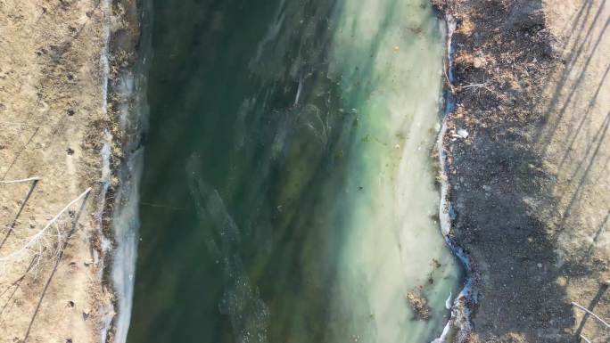 4K航拍俯瞰河流污染排污水污染环境污染