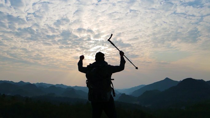 成功登顶攀登顶峰山顶举手欢呼登山素材爬山