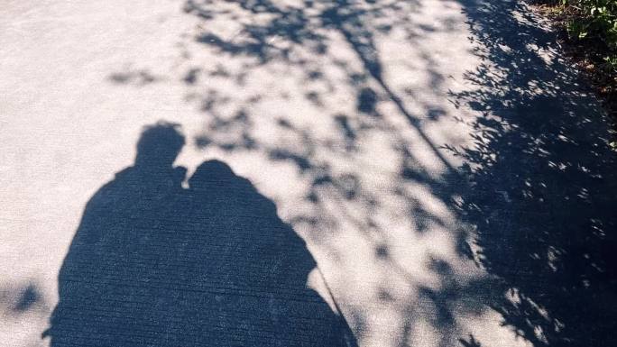 情侣走路影子