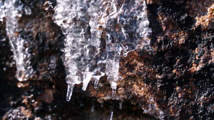 岩石上的冰融化滴水石头水滴