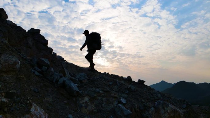 户外运动登山剪影爬山背影攀登山峰战胜自己