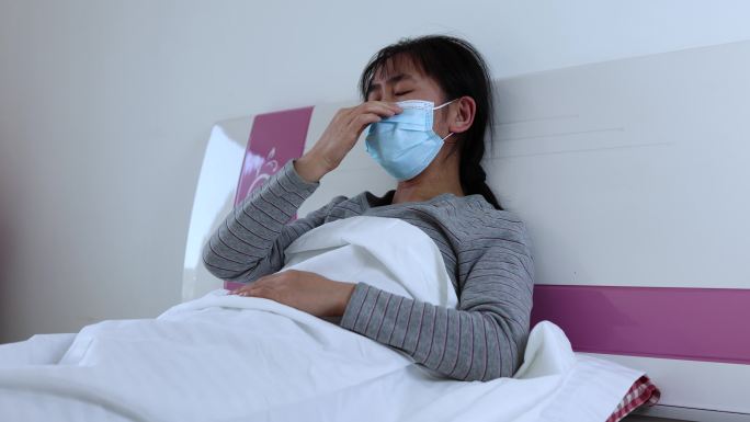 生病感冒发烧卧病在床的女人