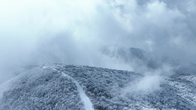 龙王山雪景航拍山脊线