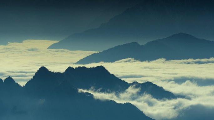 牛背山日照金山云海云雾大景