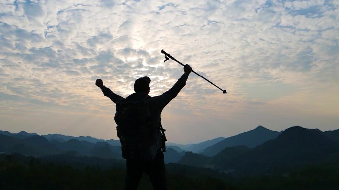 山顶举手欢呼成功登顶攀登高峰登山素材爬山