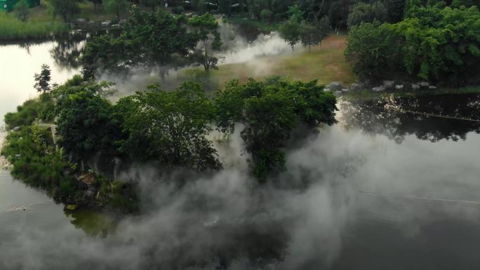 云雾缭绕湖面飘渺雾气公园湖面