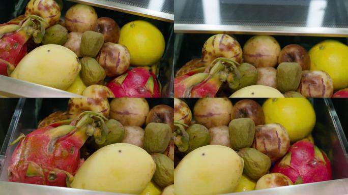 冰箱里腐烂的水果