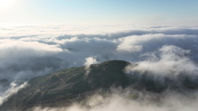 云海蒸腾下的风力发电机