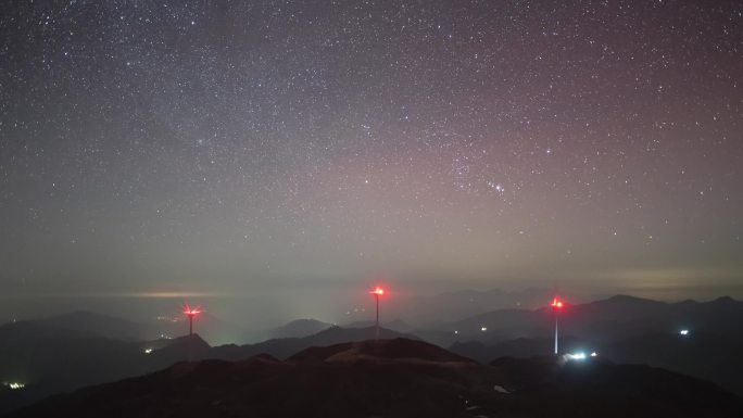 风力发电机与星空，猎户座从东方升起