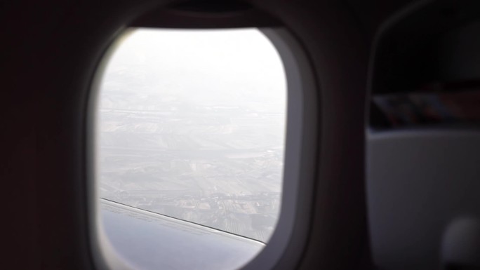 飞机转弯时看地平线
