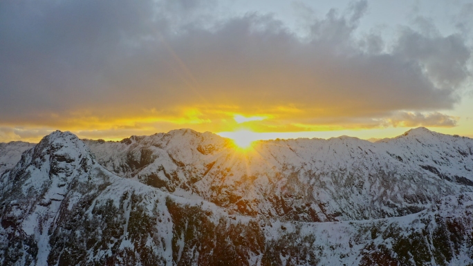 云南怒江雪山日出航拍