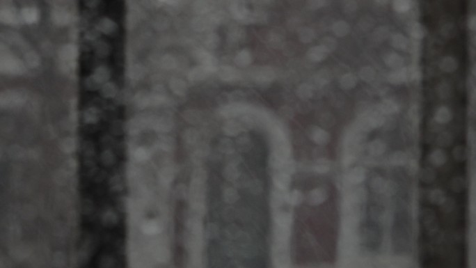 玻璃上的水珠和窗外的雪花下雪天