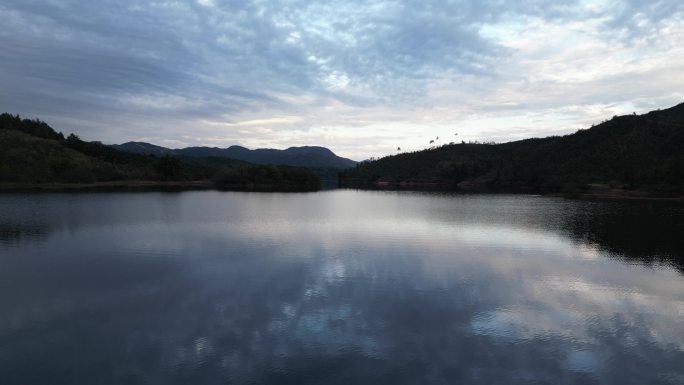 大气晚霞唯美湖面倒影