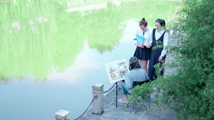 【4K】美女参观湖边女子写生