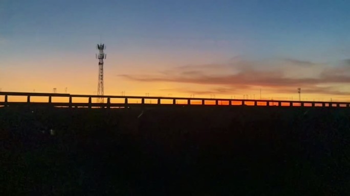 高铁上的夕阳