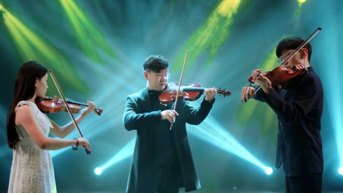 【4K】舞台灯光璀璨小提琴表演