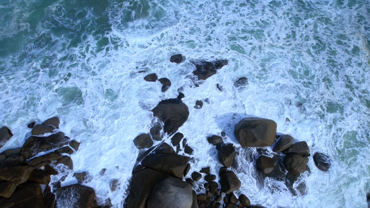 4k航拍俯视大海海浪视频素材