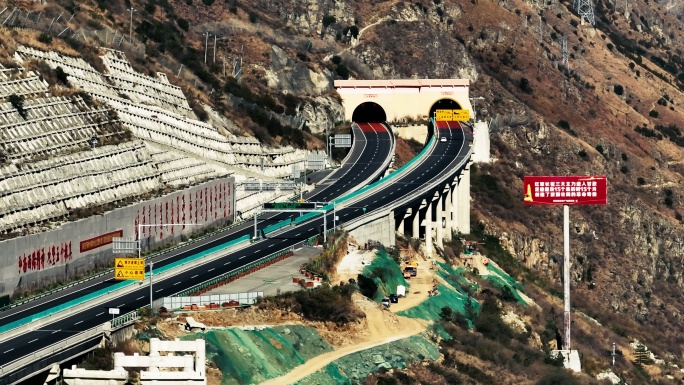 雅康高速泸定段隧道入口