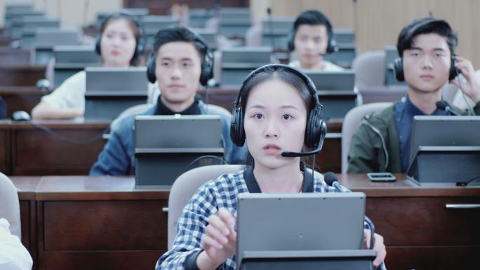 【4K】大学听力课美女戴耳机回答问题