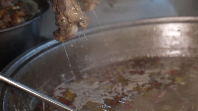 新疆手抓饭制作过程沸腾的肉特写