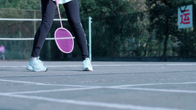 【4K】女生打羽毛球脚步矫健