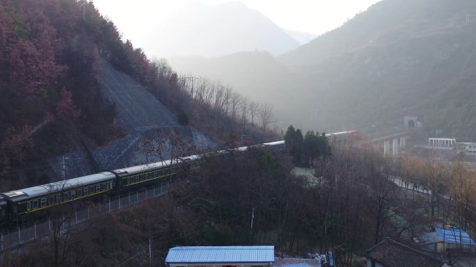 火车进山区隧道航拍