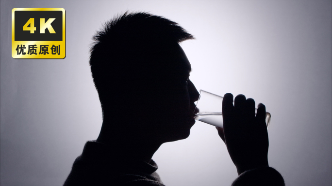 男人喝水吃药 生病 身体不适感冒药发烧药