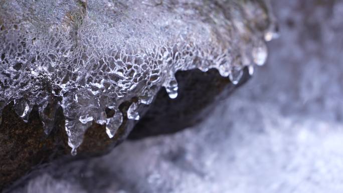 春天溪流溪水冰冻冰挂冰凌滴水融化实拍素材