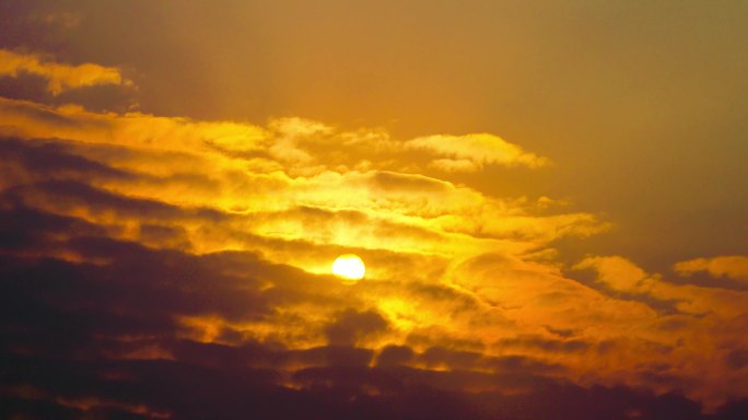 黄昏太阳在云中穿行唯美夕阳天空