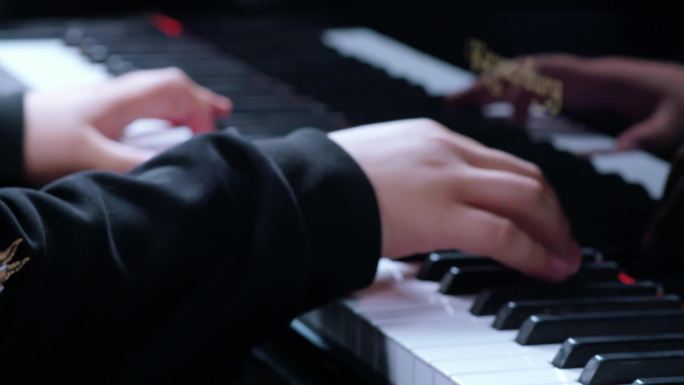 【4K】弹钢琴手指特写