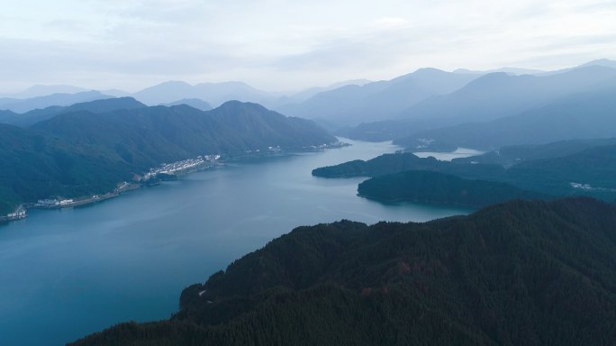 航拍四川瓦屋山景区雅女湖美丽风景