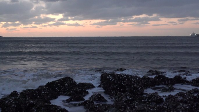 大海海浪拍打礁石大海海水浪花 渔船轮船