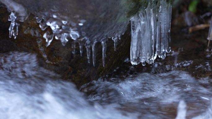 冬天冰凌冰冻冰挂春天融化滴水清澈泉水实拍