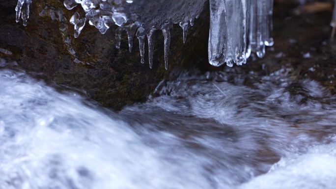 冬天冰凌冰冻冰块溪水春天融化滴水清澈泉水