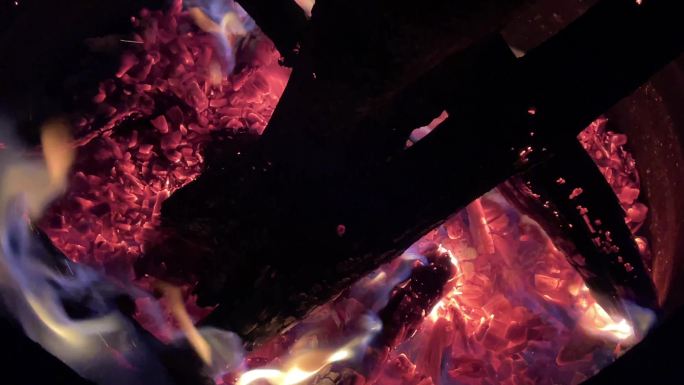 室外野外篝火柴火烧火木炭烧炭实拍原素材