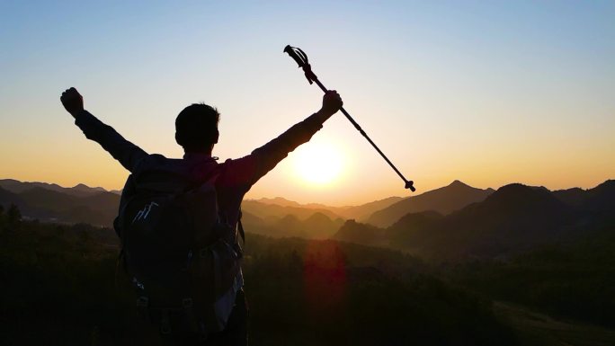 登山者成功登顶举手欢呼拥抱未来攀登顶峰