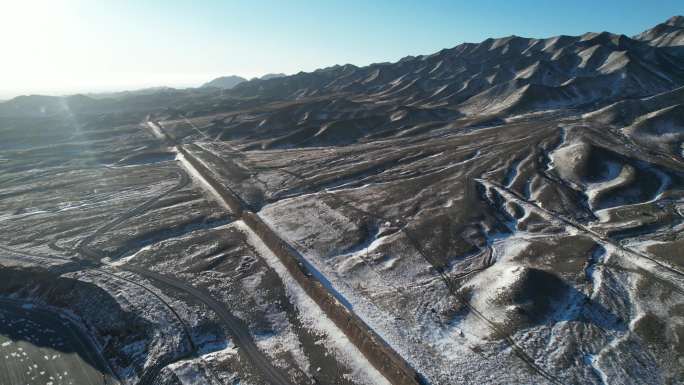 大雪后的贺兰山三关口长城