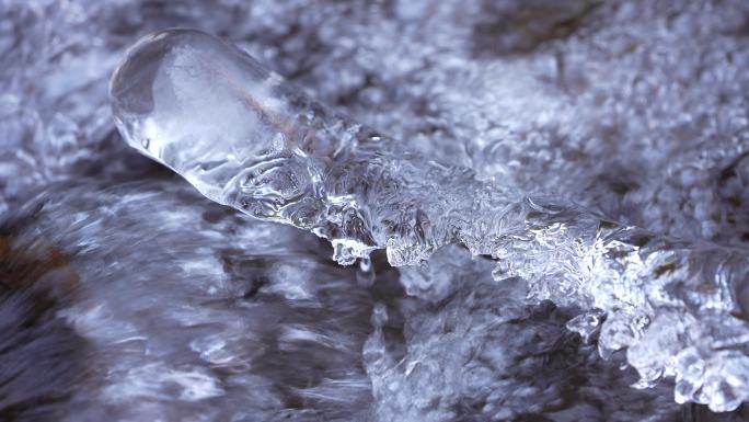 冬天山泉溪水冰冻冰凌冰块春天融化清澈泉水