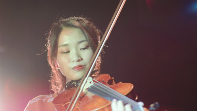 【4K】美女拉小提琴