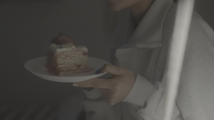 女生生日许愿吃蛋糕log素材