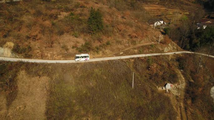 乡村客车行驶再山区公路跟车航拍