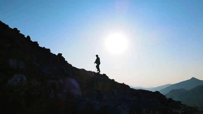 登山人物剪影走向山顶攀登顶峰追逐梦想爬山