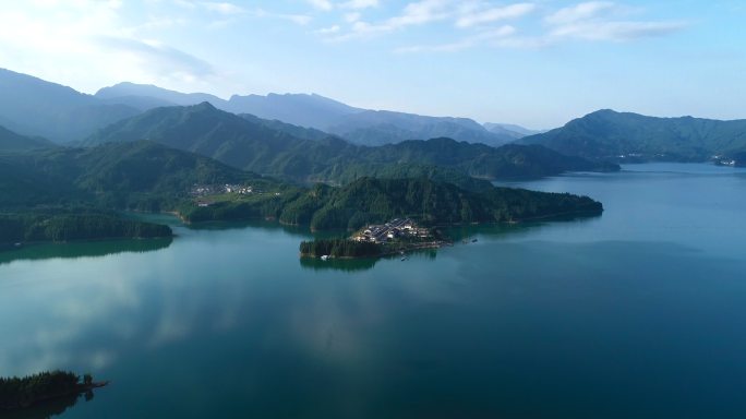 航拍四川瓦屋山景区雅女湖美丽风景