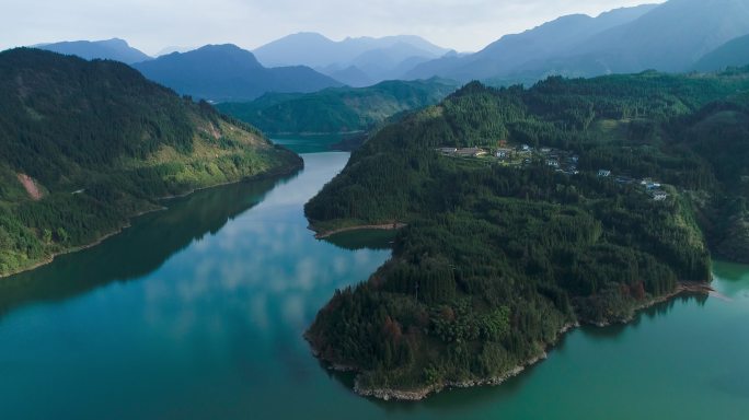 航拍四川瓦屋山景区雅女湖美丽风景